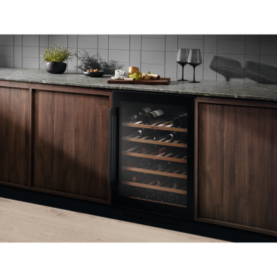 Electrolux EWUS052B5B Şarap Dolabı, 52 Şişe Kapasiteli - Electrolux