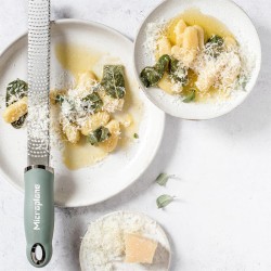 Microplane 46727E جهاز تقشير كلاسيكي ممتاز باللون الأخضر الأوكالبتوس - 3